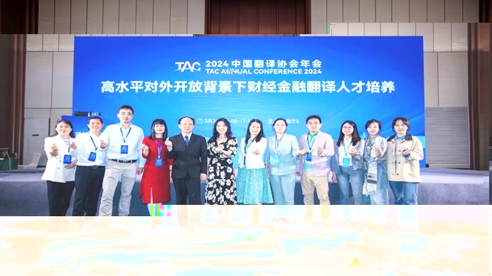 一群人站在藍色壁報闆前描述已自動生成