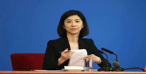 女人坐在桌子前描述已自動生成