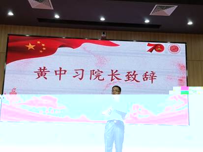 說明: C:\Users\huangzx\Desktop\2019基層黨組織黨建工作創新案例\2019活動附圖\14黃中習在班會上緻辭并朗誦詩歌.jpg